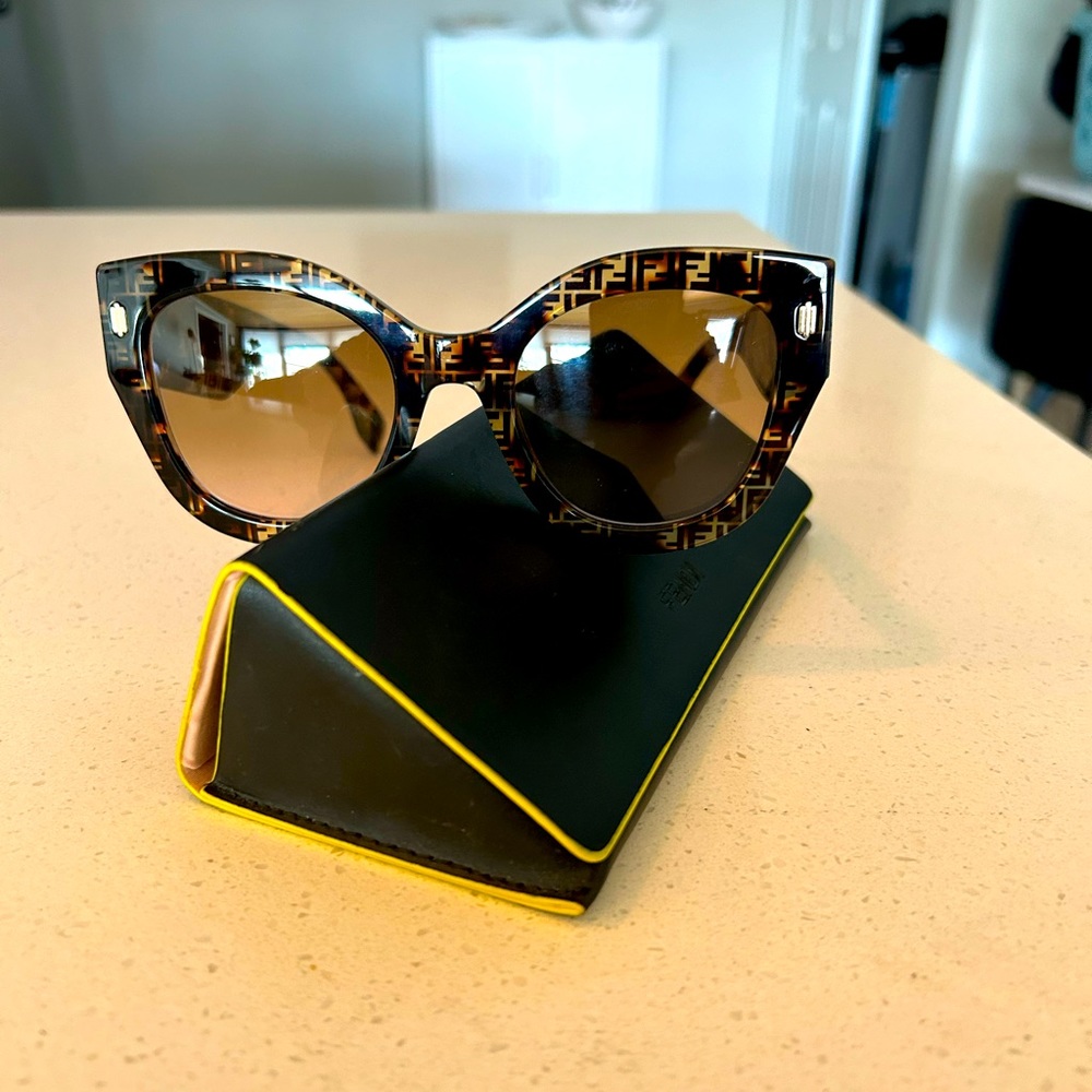 Authentic Fendi sunglasses with case - Picture 3 of 3